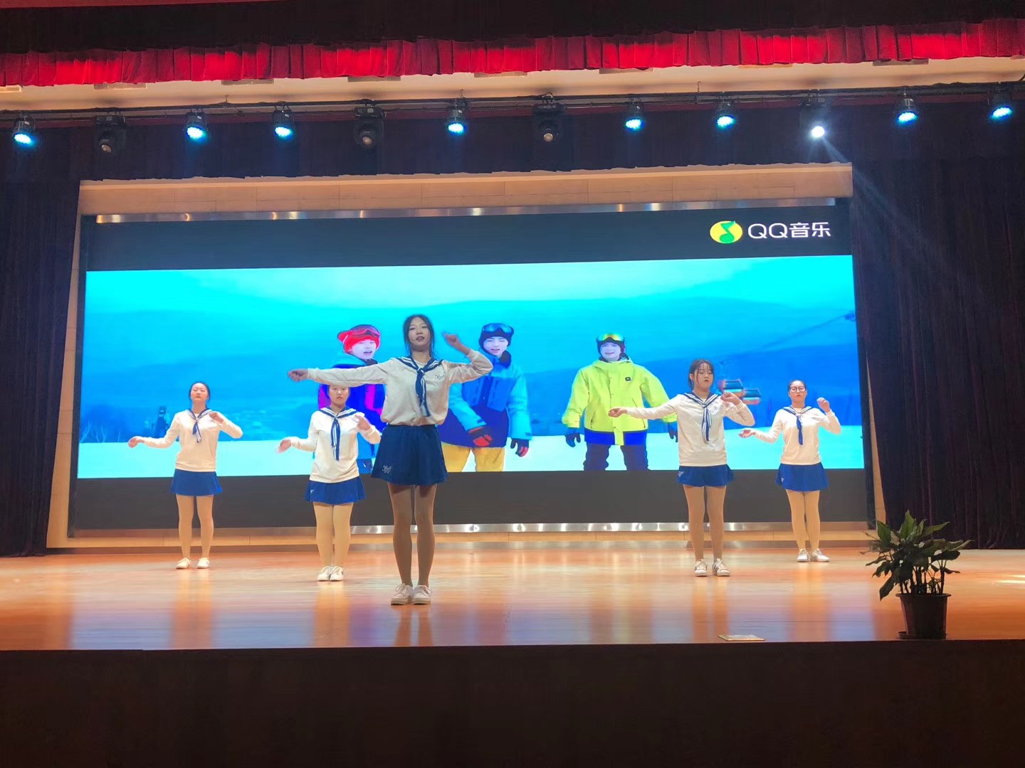 “激扬青春•舞动梦想”首届校园舞蹈大赛 船舶工程学院取得优异成绩