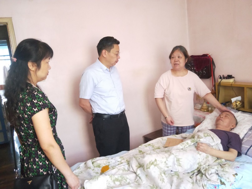 “迎七一 送温暖”走访慰问老党员和生活困难党员