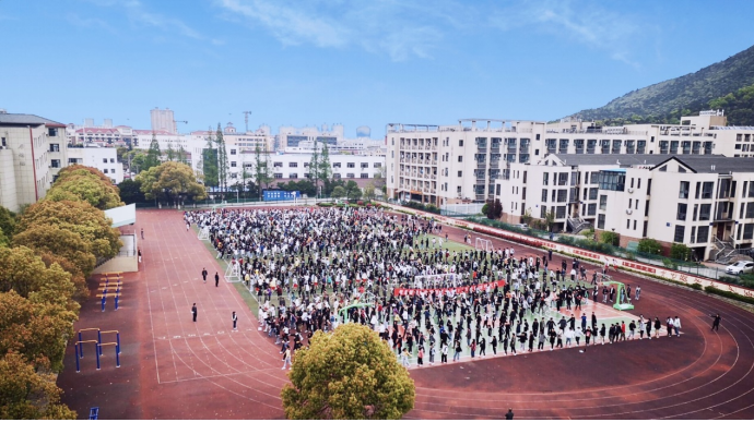 深入推进“两课两操一活动”,着力保障“阳光体育一小时”