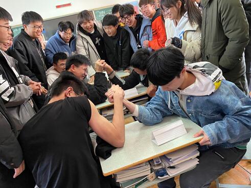 机械工程学院201211班举行班级掰手腕比赛