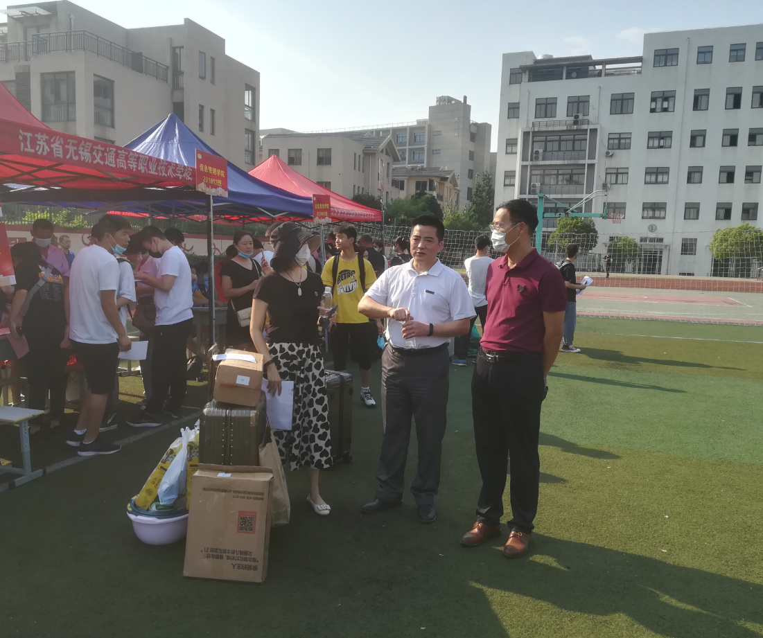 倪依纯副校长检查指导信息管理学院迎新工作